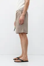 Short oversize en lin couleur pierre, ceinturé