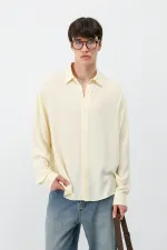 Chemise oversize jaune légèrement texturée
