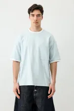 Short-sleeved oversized t-shirt with pockets, baby blue.
