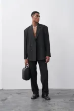 Costume noir à double boutonnage coupe décontractée