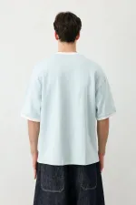 Short-sleeved oversized t-shirt with pockets, baby blue.