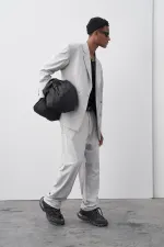 Costume croisé gris à coupe décontractée