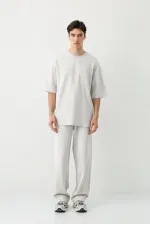 Short-sleeved washed oversize t-shirt, light gray.