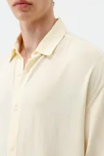 Chemise oversize jaune légèrement texturée