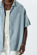 Yıkamalı Oversize Arka Baskılı Kısa Kol Cepsiz Gömlek Açık Gri