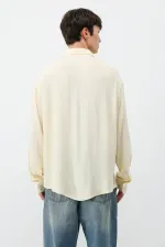 Chemise oversize jaune légèrement texturée