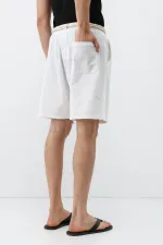 Short oversize en lin écru avec ceinture