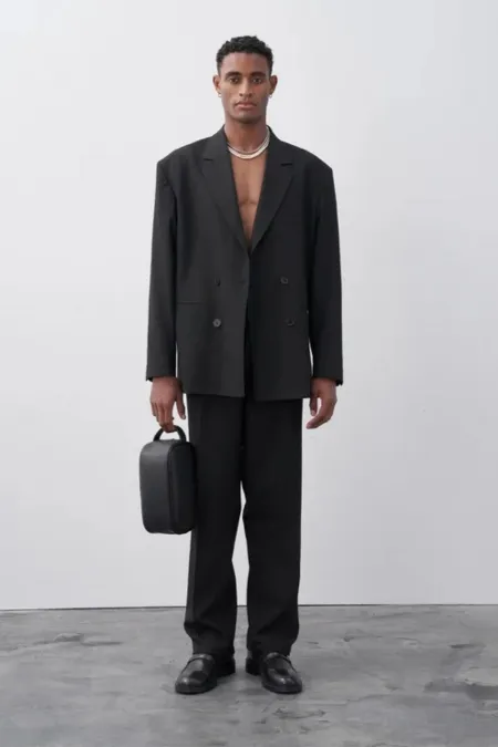 Costume noir à double boutonnage coupe décontractée