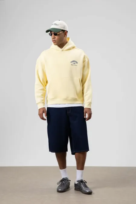 Sweat à capuche jaune oversize délavé à coupe carrée