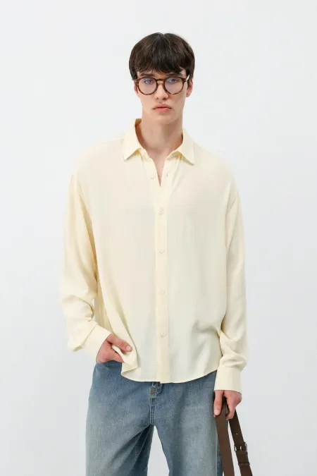 Chemise oversize jaune légèrement texturée