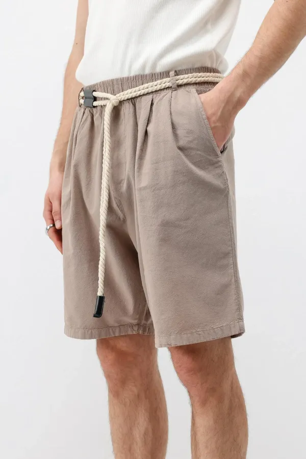 Short oversize en lin couleur pierre, ceinturé