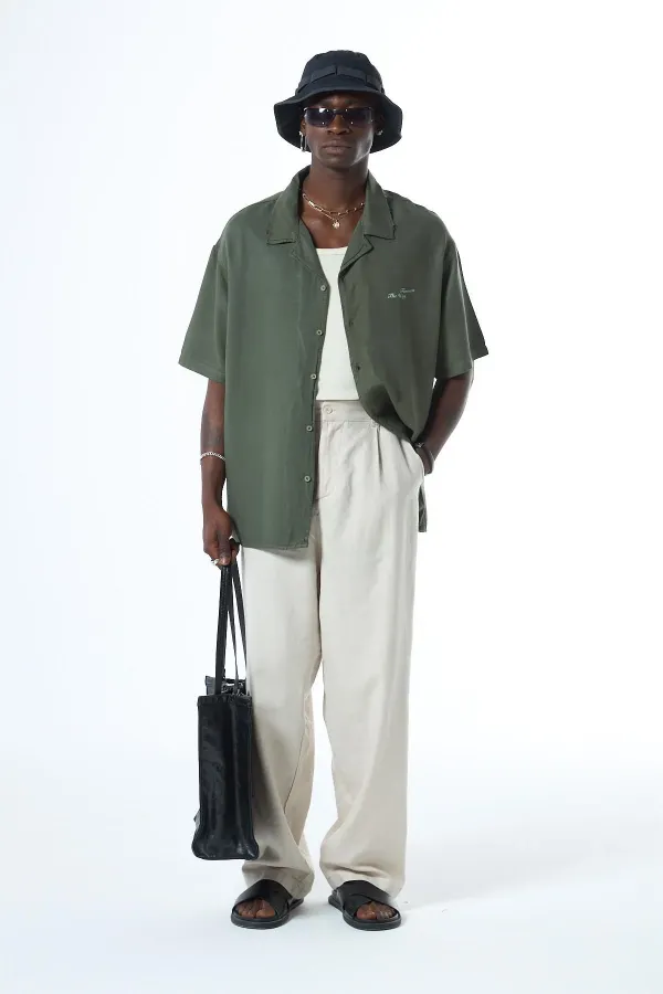 Chemise kaki délavée, oversize, imprimée au dos, manches courtes, sans poches