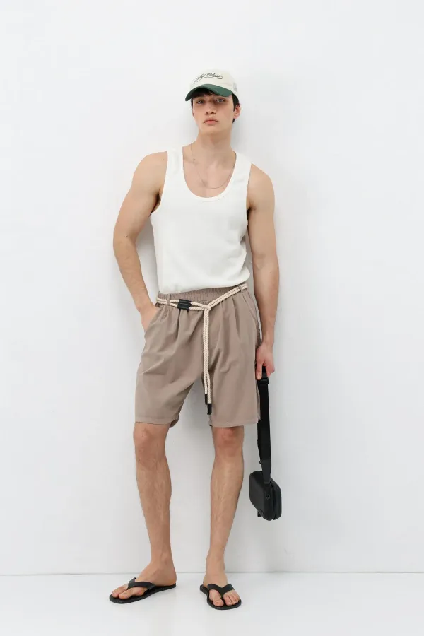 Short oversize en lin couleur pierre, ceinturé