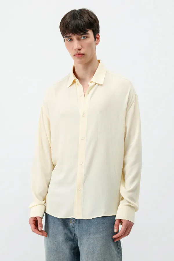 Chemise oversize jaune légèrement texturée