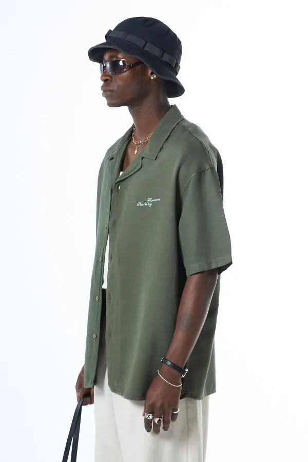 Chemise kaki délavée, oversize, imprimée au dos, manches courtes, sans poches