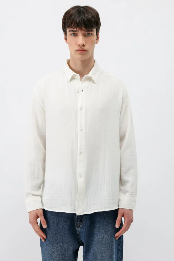 Chemise oversize blanche en coton texturé