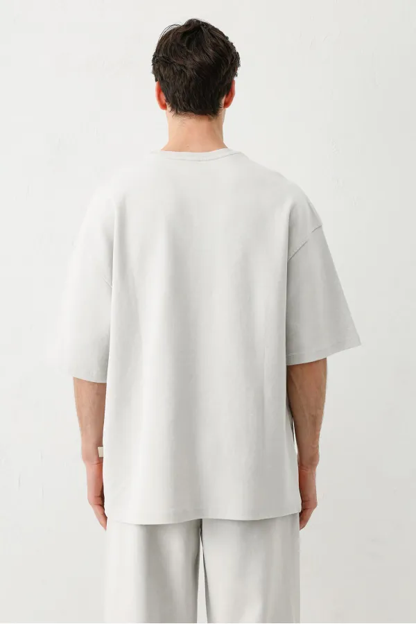Short-sleeved washed oversize t-shirt, light gray.