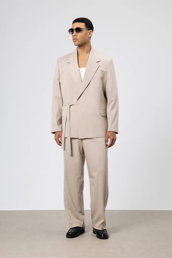 Costume oversize ceinturé couleur pierre