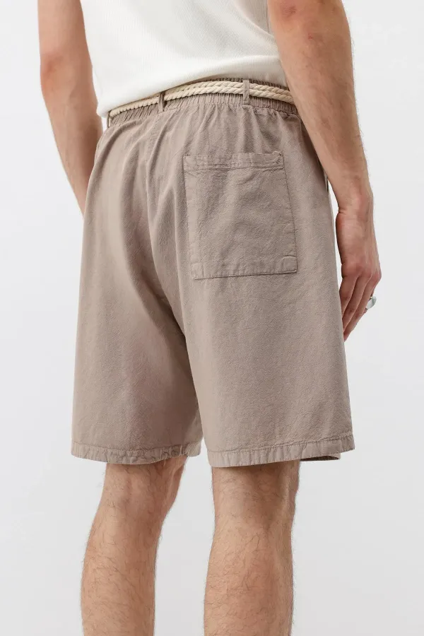 Short oversize en lin couleur pierre, ceinturé