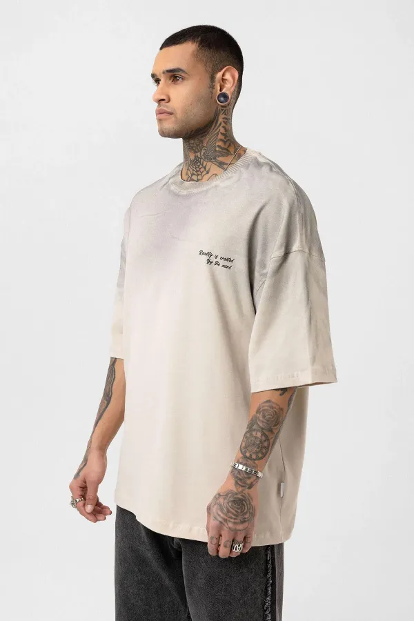 T-shirt oversize délavé avec détails textuels et ornements en pierre