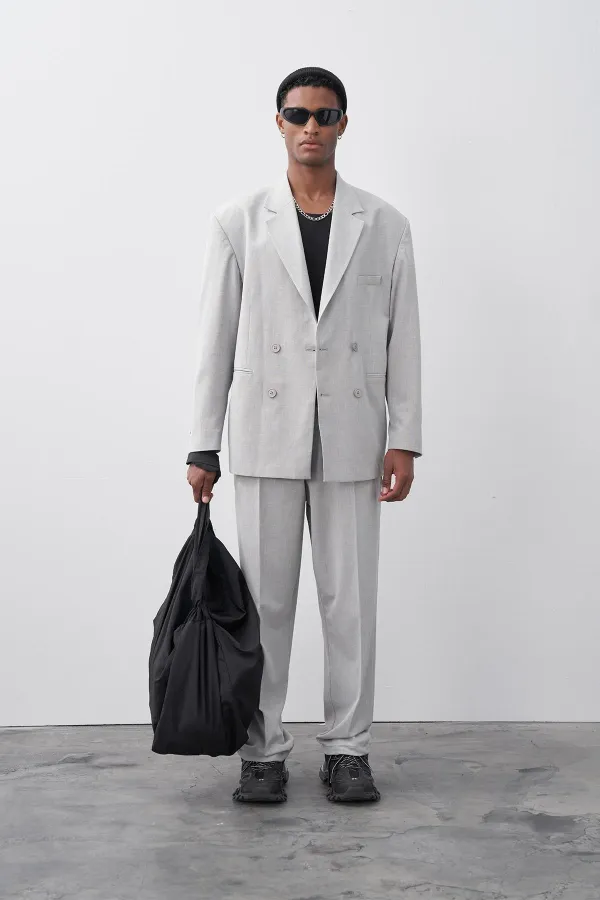 Costume croisé gris à coupe décontractée