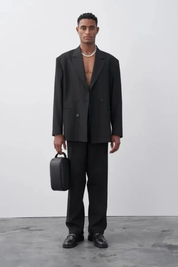 Costume noir à double boutonnage coupe décontractée