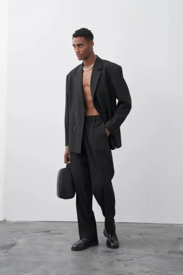 Costume noir à double boutonnage coupe décontractée