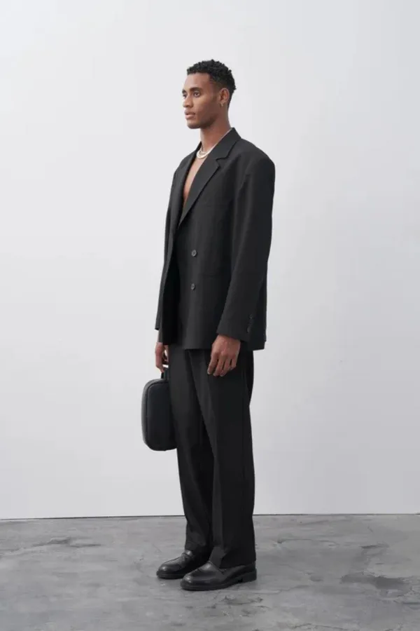 Costume noir à double boutonnage coupe décontractée