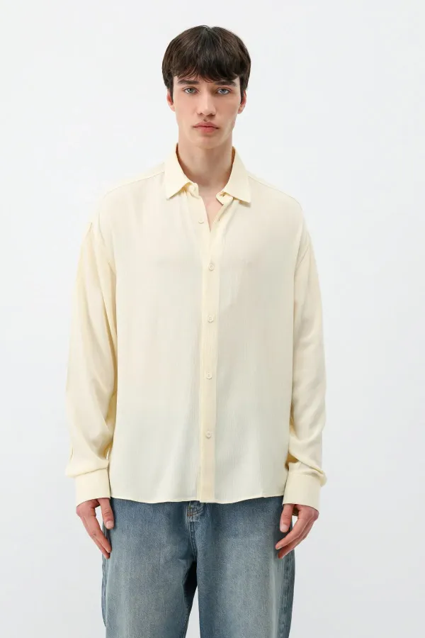 Chemise oversize jaune légèrement texturée