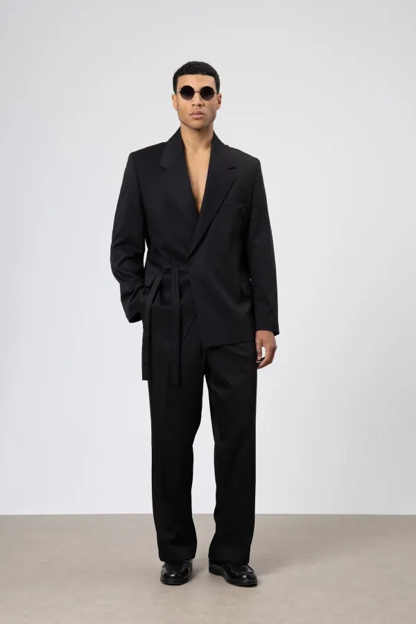 Costume noir oversize ceinturé