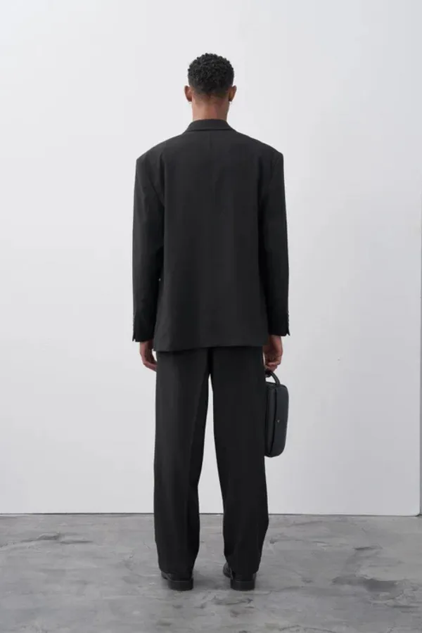 Costume noir à double boutonnage coupe décontractée