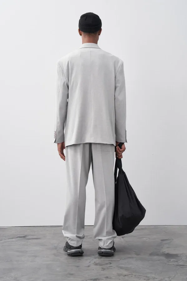 Costume croisé gris à coupe décontractée