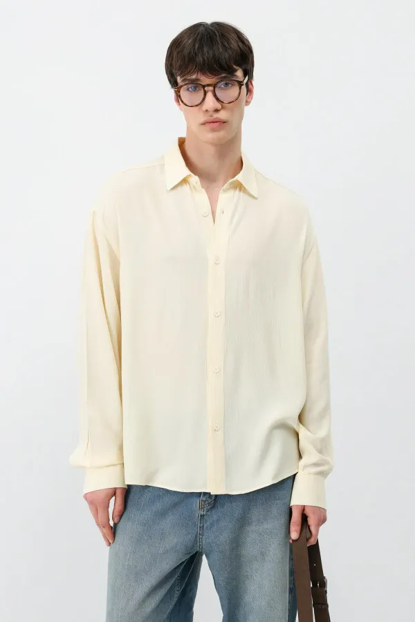 Chemise oversize jaune légèrement texturée