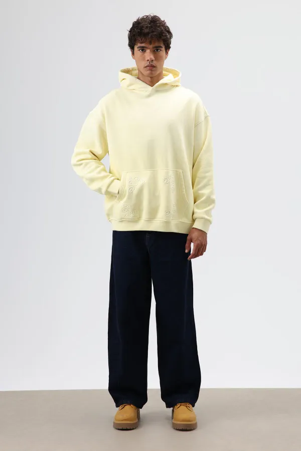 Sweat à capuche oversize jaune avec détails brodés