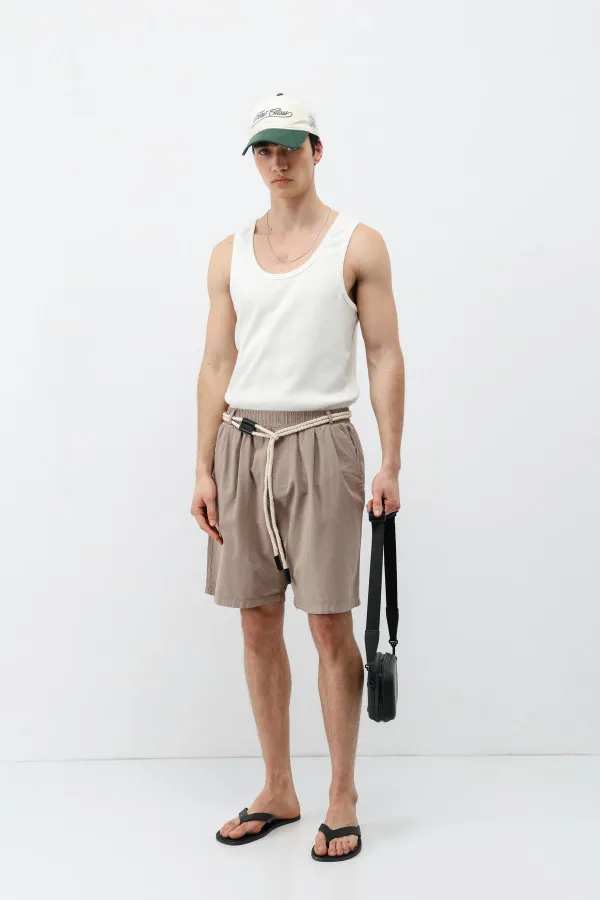 Short oversize en lin couleur pierre, ceinturé