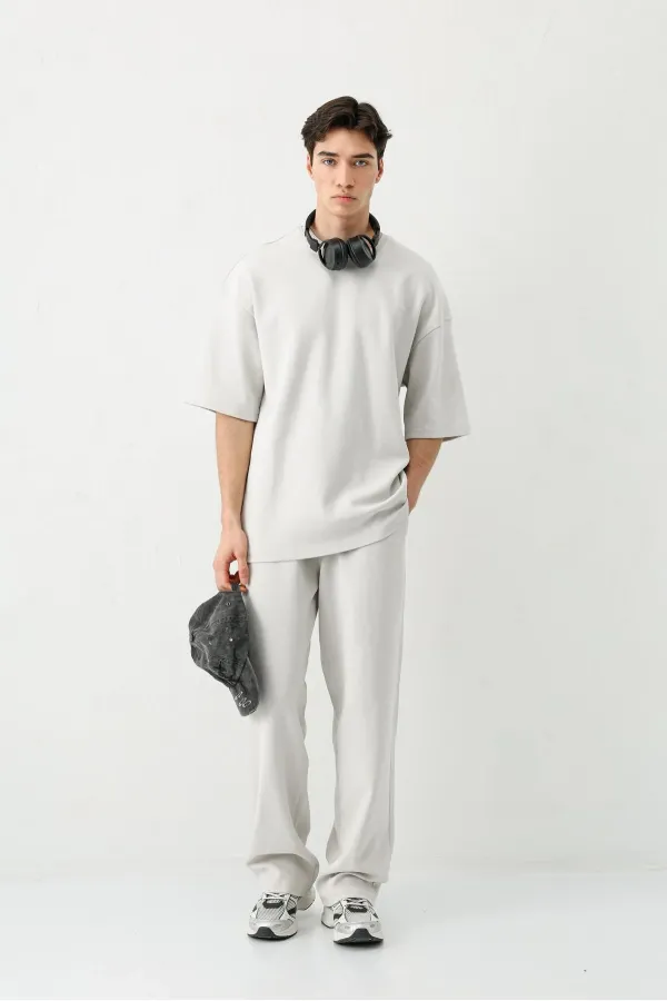 Short-sleeved washed oversize t-shirt, light gray.