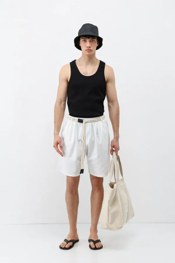 Short oversize en lin écru avec ceinture