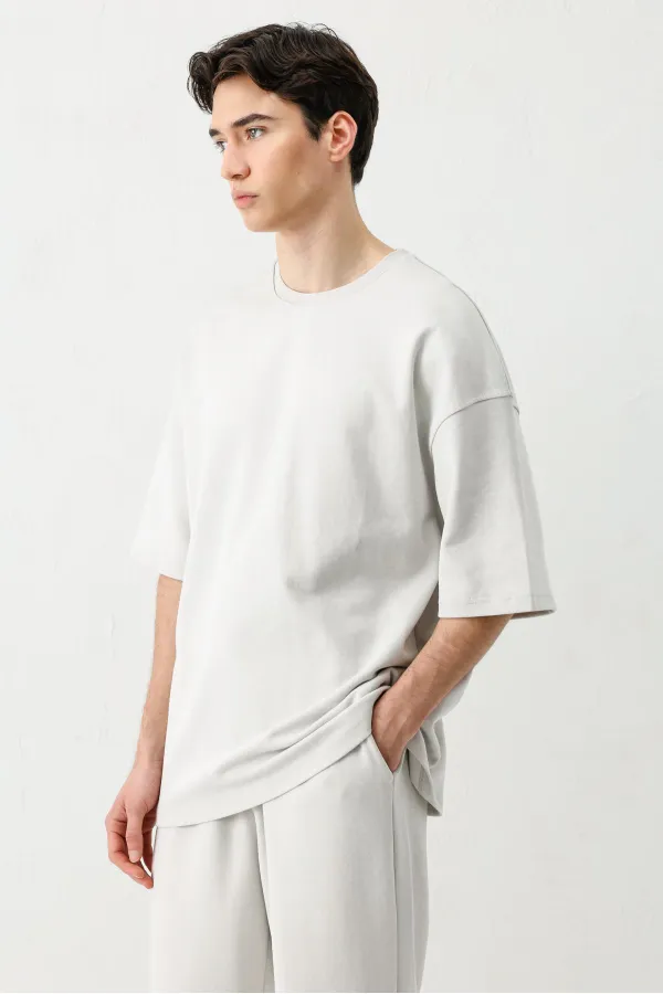 Short-sleeved washed oversize t-shirt, light gray.