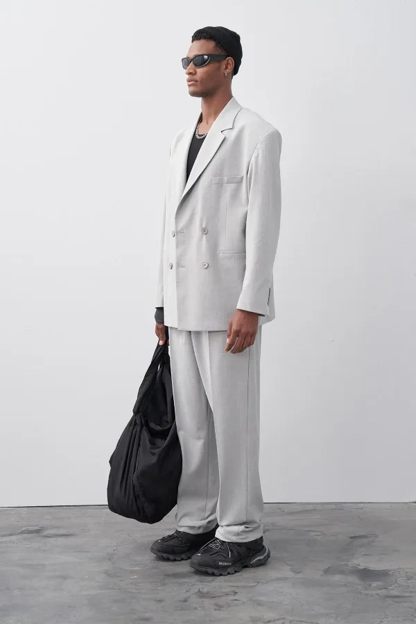 Costume croisé gris à coupe décontractée