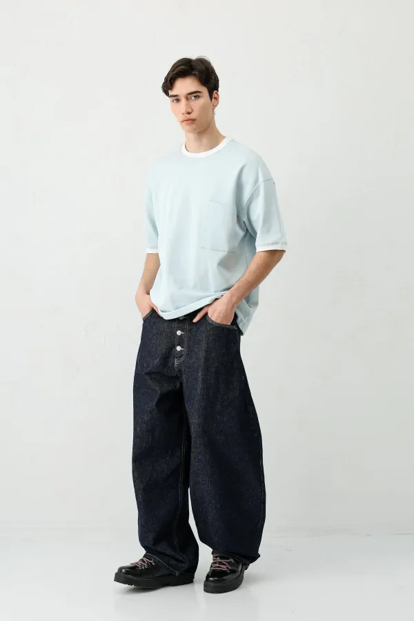 Short-sleeved oversized t-shirt with pockets, baby blue.