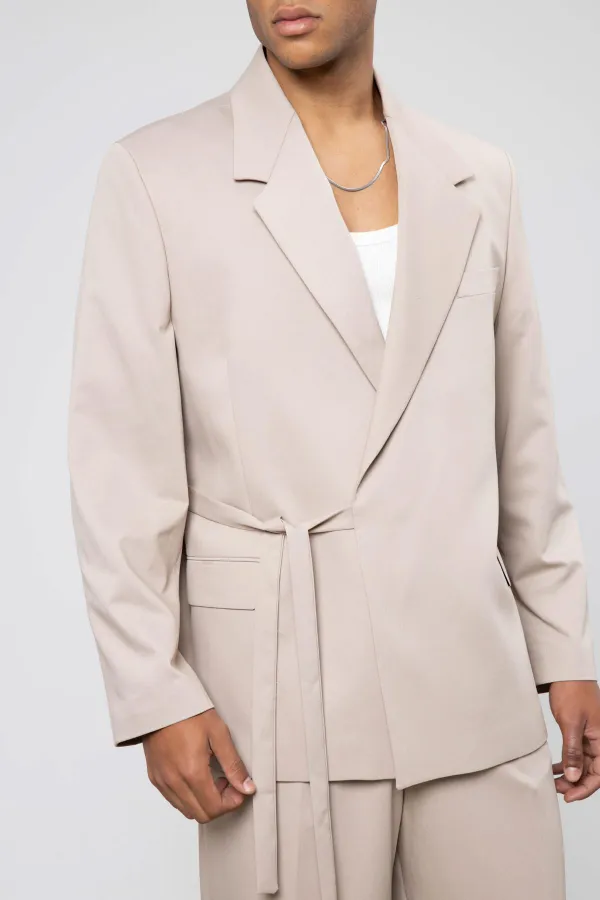 Costume oversize ceinturé couleur pierre