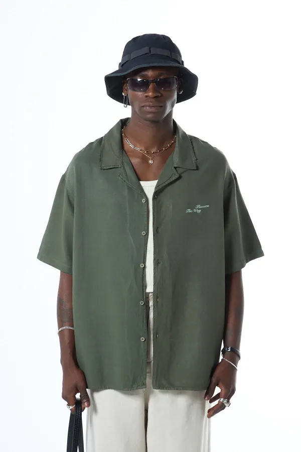 Chemise kaki délavée, oversize, imprimée au dos, manches courtes, sans poches