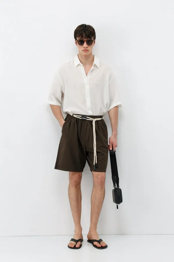 Short oversize en lin marron avec ceinture