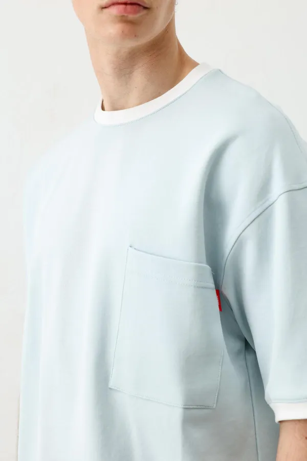 Short-sleeved oversized t-shirt with pockets, baby blue.