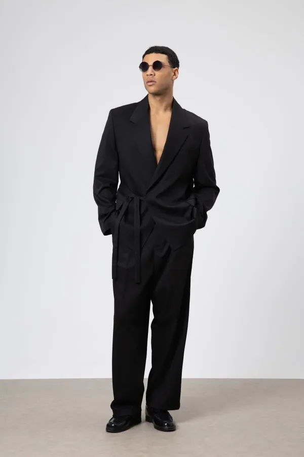 Costume noir oversize ceinturé