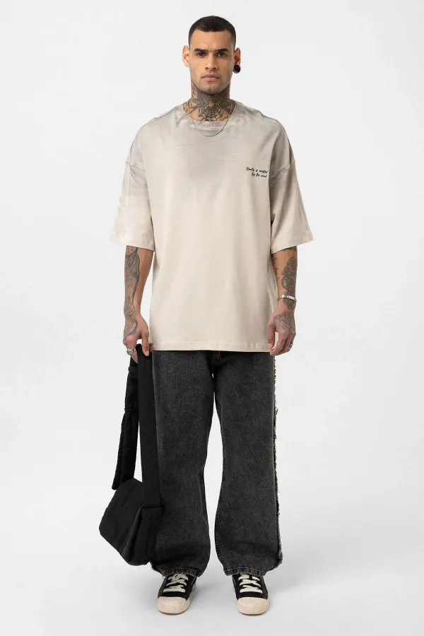 T-shirt oversize délavé avec détails textuels et ornements en pierre