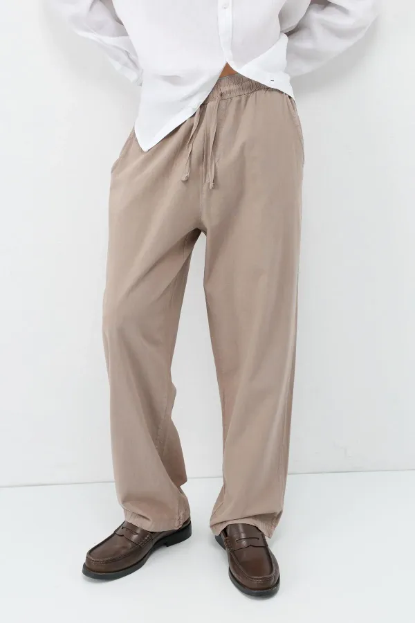 Pantalon ample en lin avec taille élastiquée, couleur vison