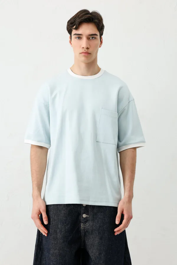 Short-sleeved oversized t-shirt with pockets, baby blue.