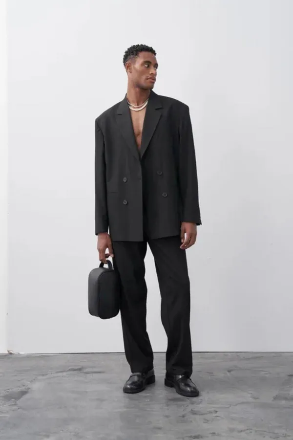 Costume noir à double boutonnage coupe décontractée