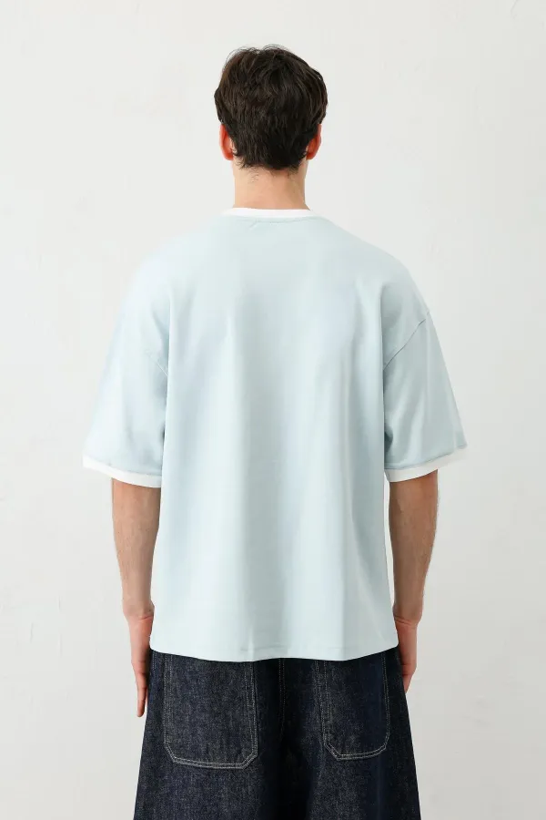 Short-sleeved oversized t-shirt with pockets, baby blue.